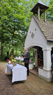 Herr Jeretzky liest die Lesung vor der Waldkapelle Furth